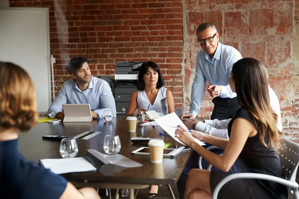 Working solutions. Люди за столом в офисе. Бизнес аналитик. Успешный стартап. Working solutions.