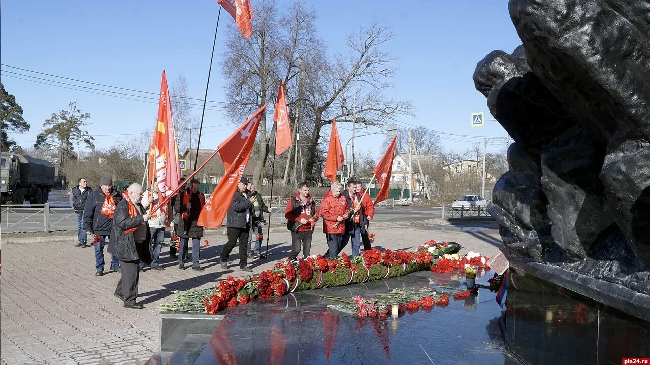 Памяти десантников 6 роты. Шестая рота псковских десантников. Псков аллея памяти десантников. Подвиг шестой роты.