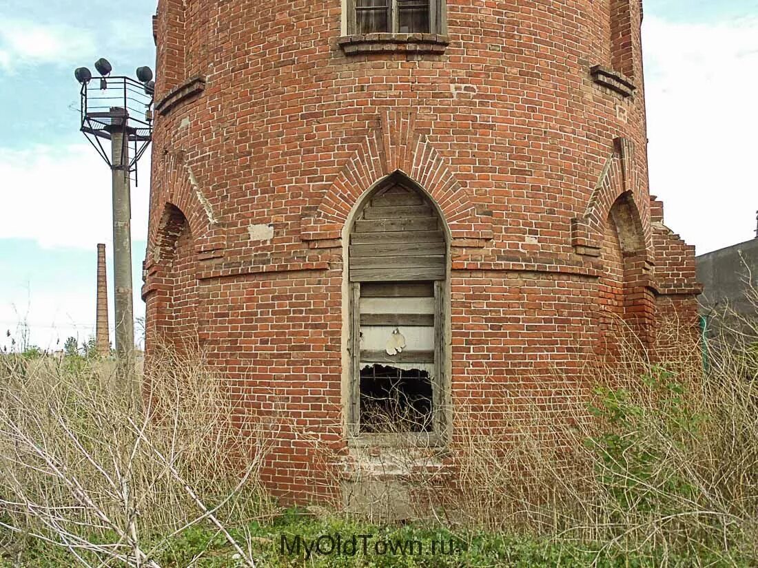 Орехово спб водонапорная башня. Башня вокруг. Башня вокруг. Донжон в средневековом замке. Водонапорная башня бекетовка волгоград.