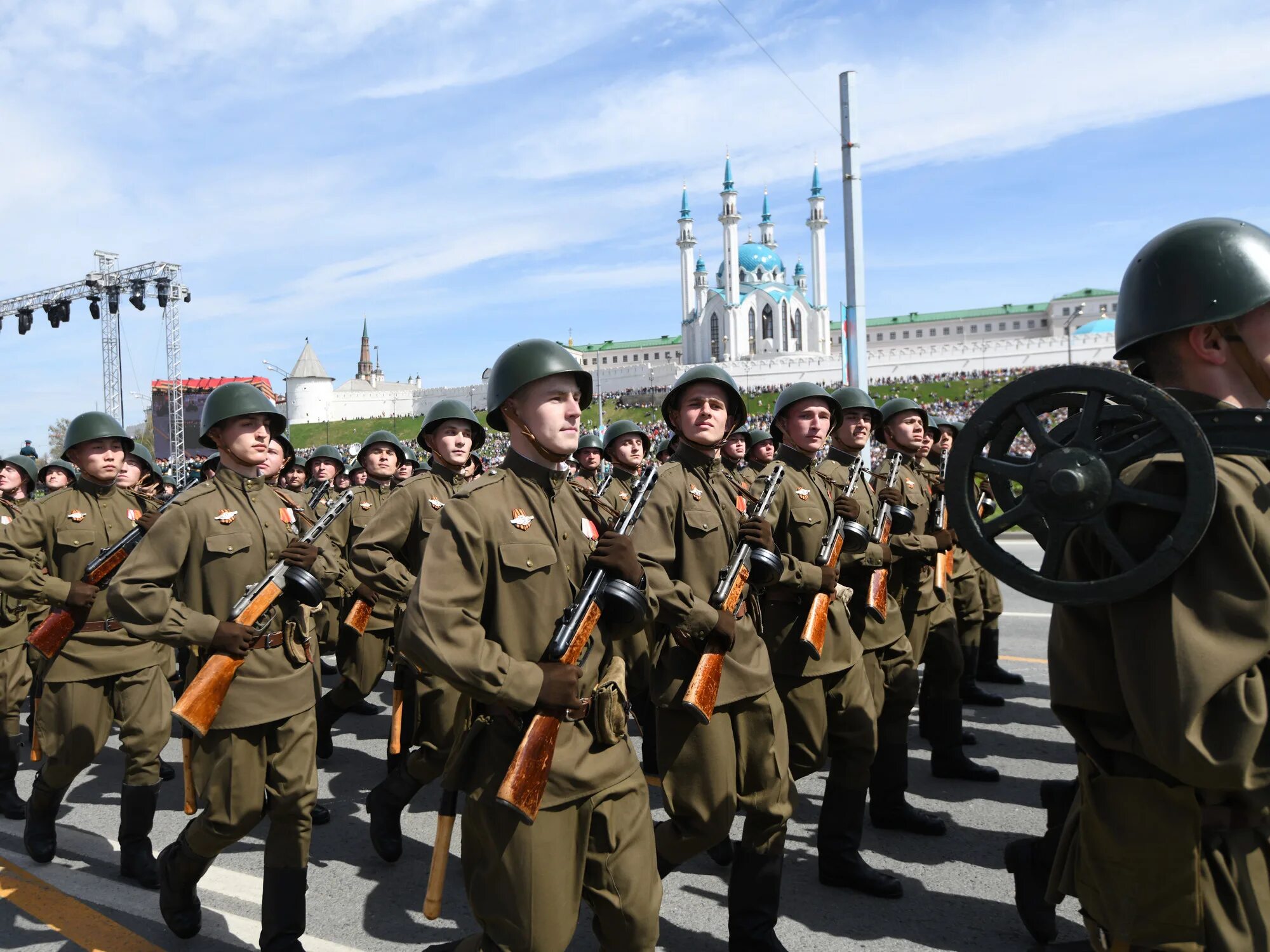 Парад в Казани 2022. Парк Победы Казань 2022. Парад Победы 2022 в Казани. Военный парад. 9 мая 2011