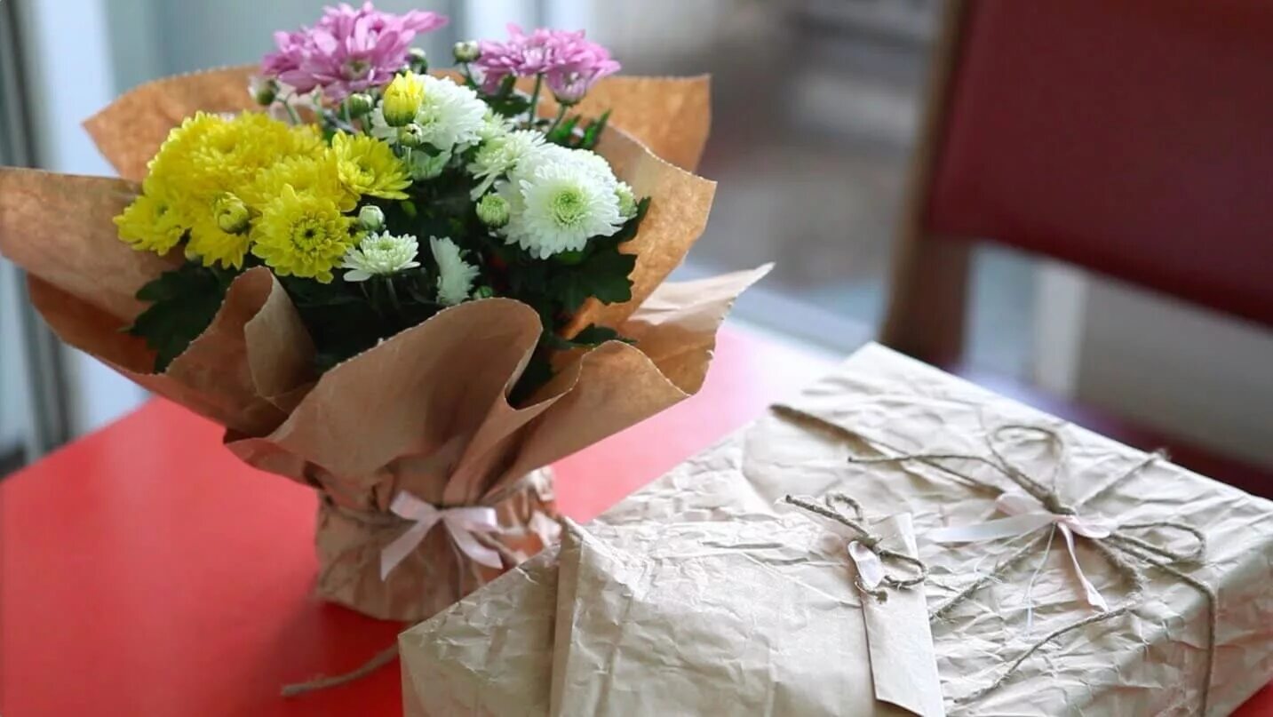 Упаковать цветок в горшке. Упаковка букета в бумагу. Упаковка для цветов в горшках. Красивая упаковка цветов в горшке. Упаковка цветов в горшке в бумагу.