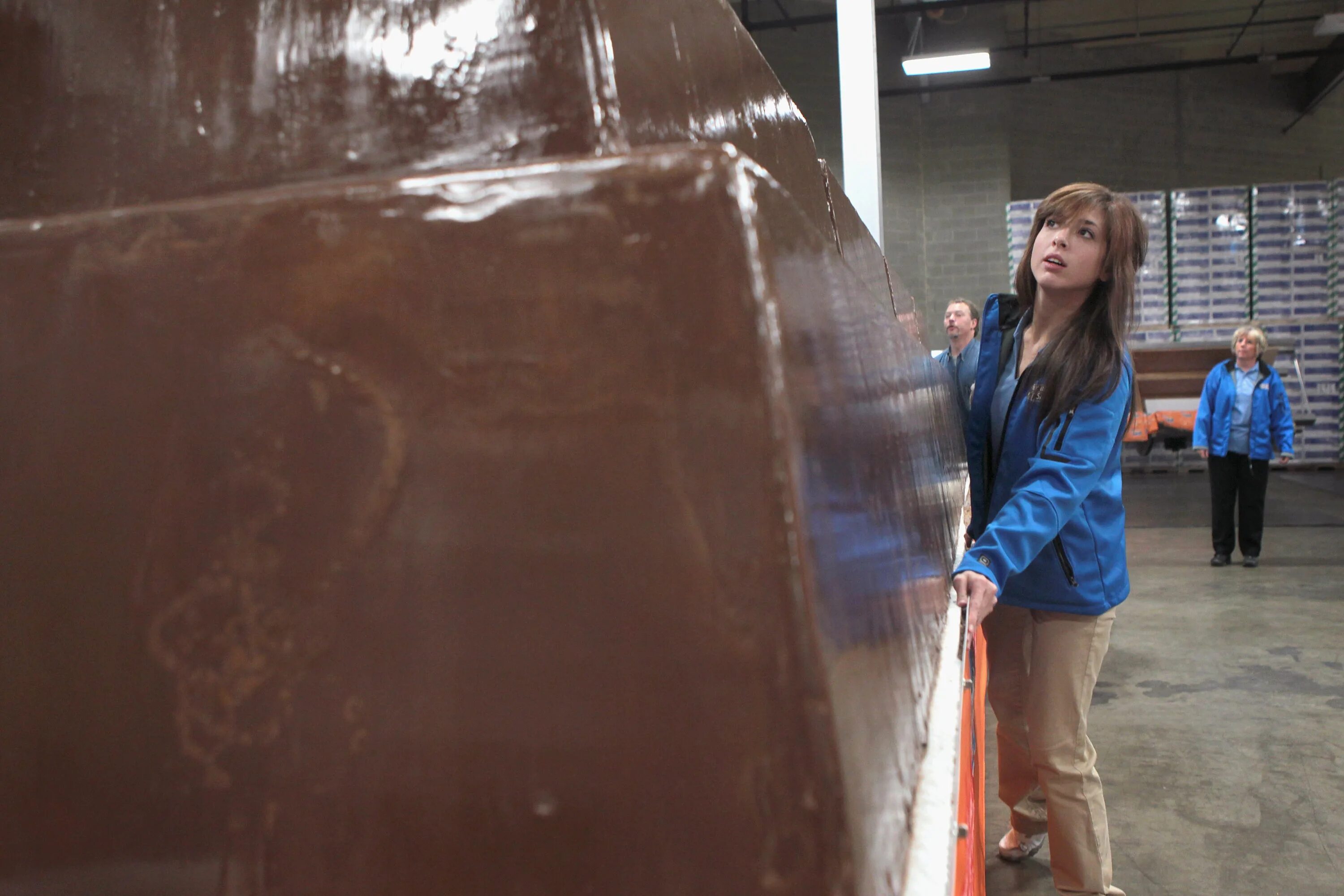 Самая огромная 18. Самый большой шоколад в мире рекорд Гиннесса. Самая большая плитка шоколада в мире вес. Самая большая плитка шоколада в мире. Самая большая шоколадная плитка в мире.