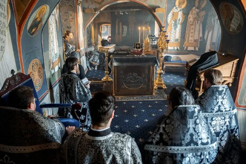 собор упц 27 мая. православные молятся на коленях. верующие в храме. почему в православных храмах стоят. собор упц 2022.