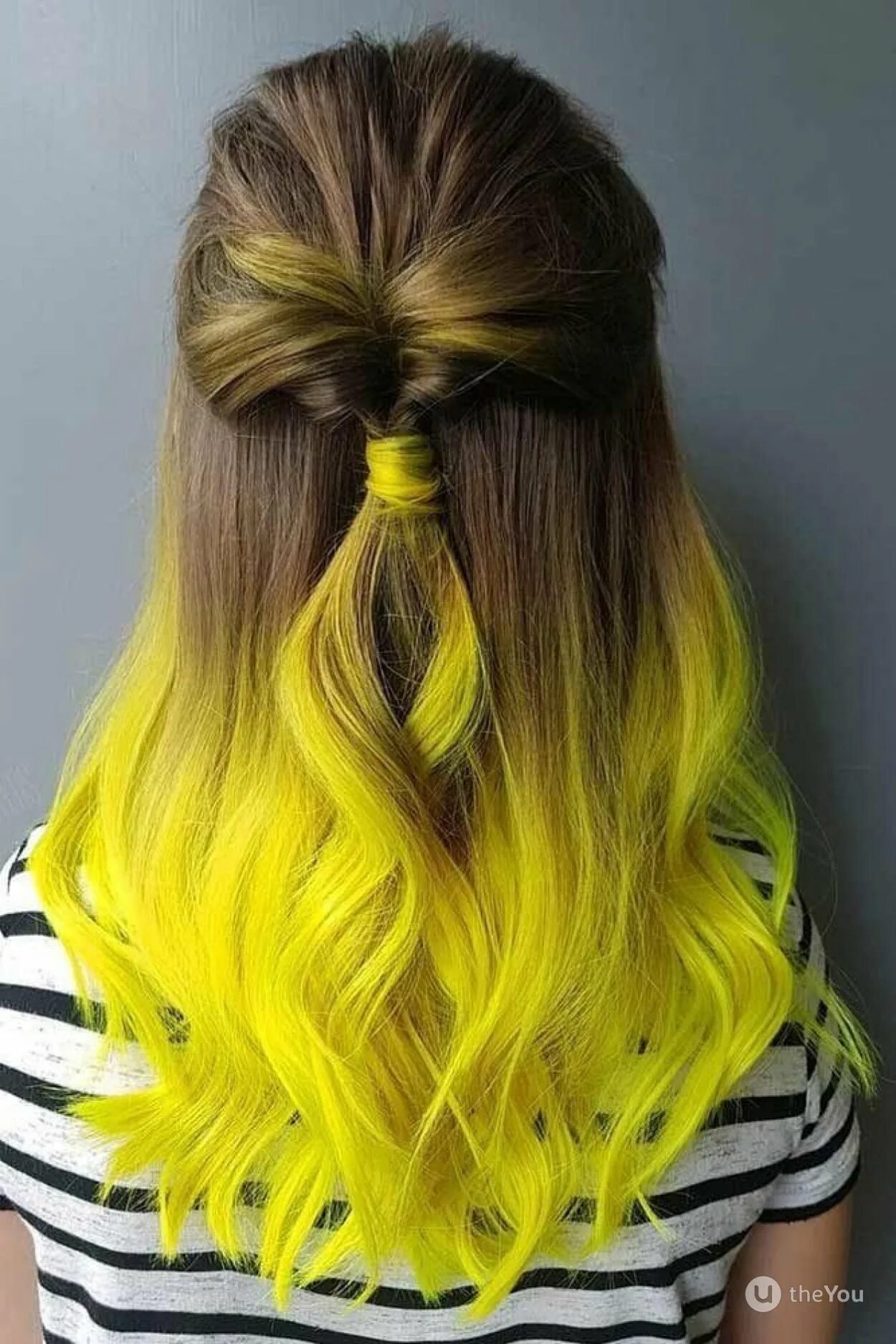 Желтые волосы. Жёлтые пряди в волосах. Красивые желтые волосы. Прическа желтые кончики. Серо желтые волосы