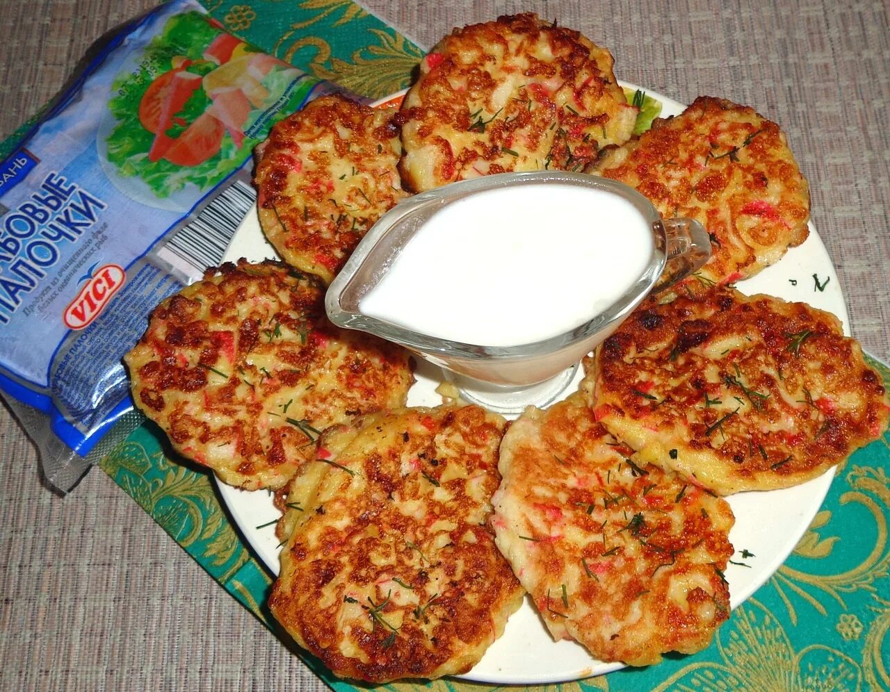 Оладьи из крабовых палочек с сыром. Оладьи из крабовых палочек. Крабовые оладьи рецепт. Крабовые оладьи рецепт. Крабовые оладьи рецепт.