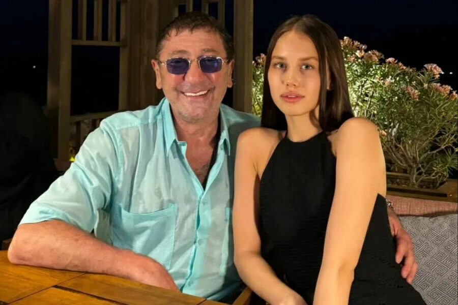 "Должно быть сначала венчание". Бабушка 18-летней невесты Григория Лепса прокомм