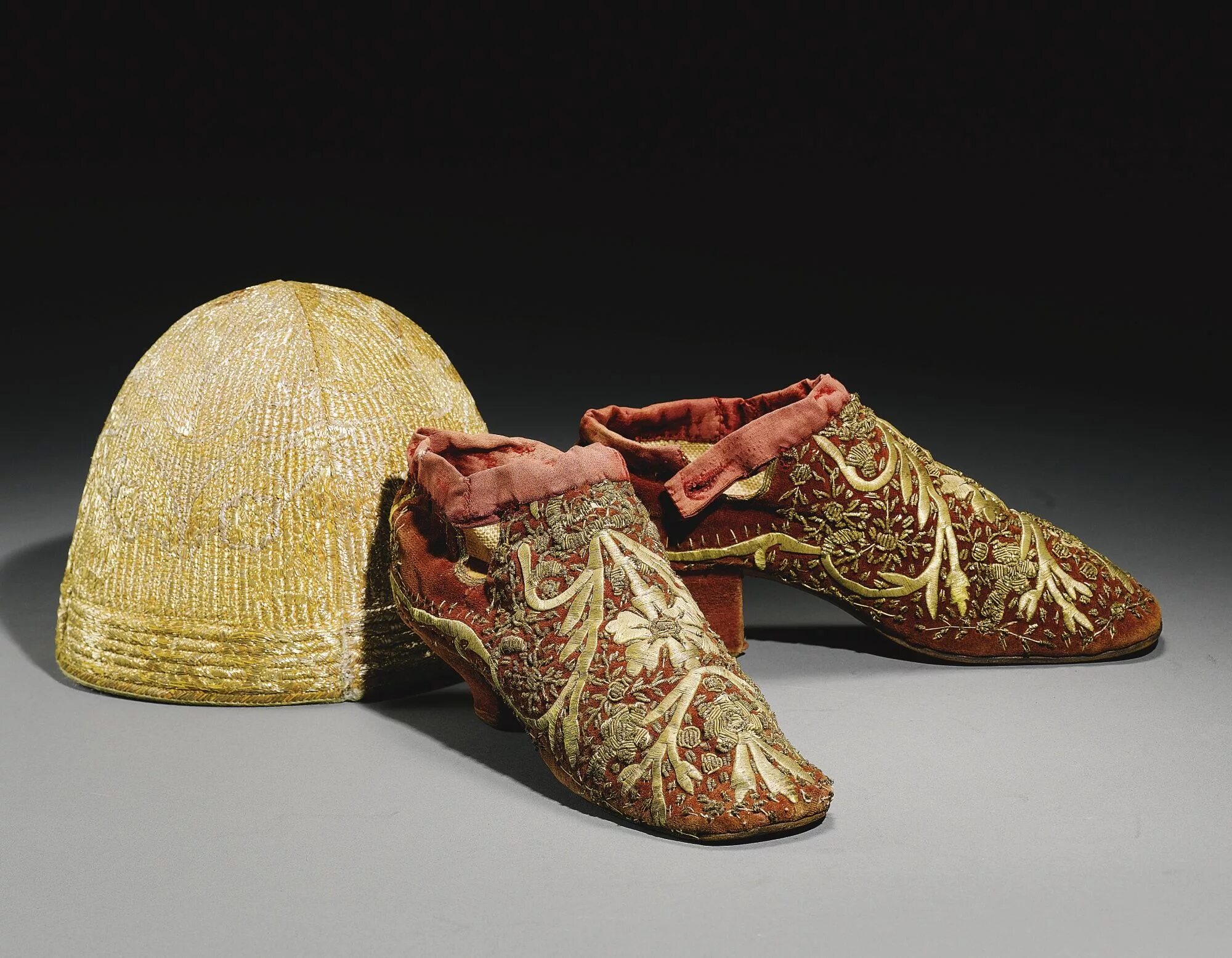 Исторические вещи. Обувь в Османской империи. Обувь Османской империи 16 век. Тапочки Османская Империя 19 век. Обувь Византии.