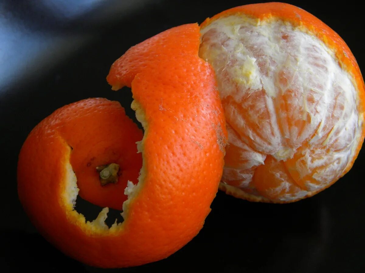 Мандарин вес 1 шт без кожуры. Сколько калорий в 1 мандарине без кожуры. Калорийность одного апельсина среднего размера. Апельсин калории. Мандарин бжу 1 шт.