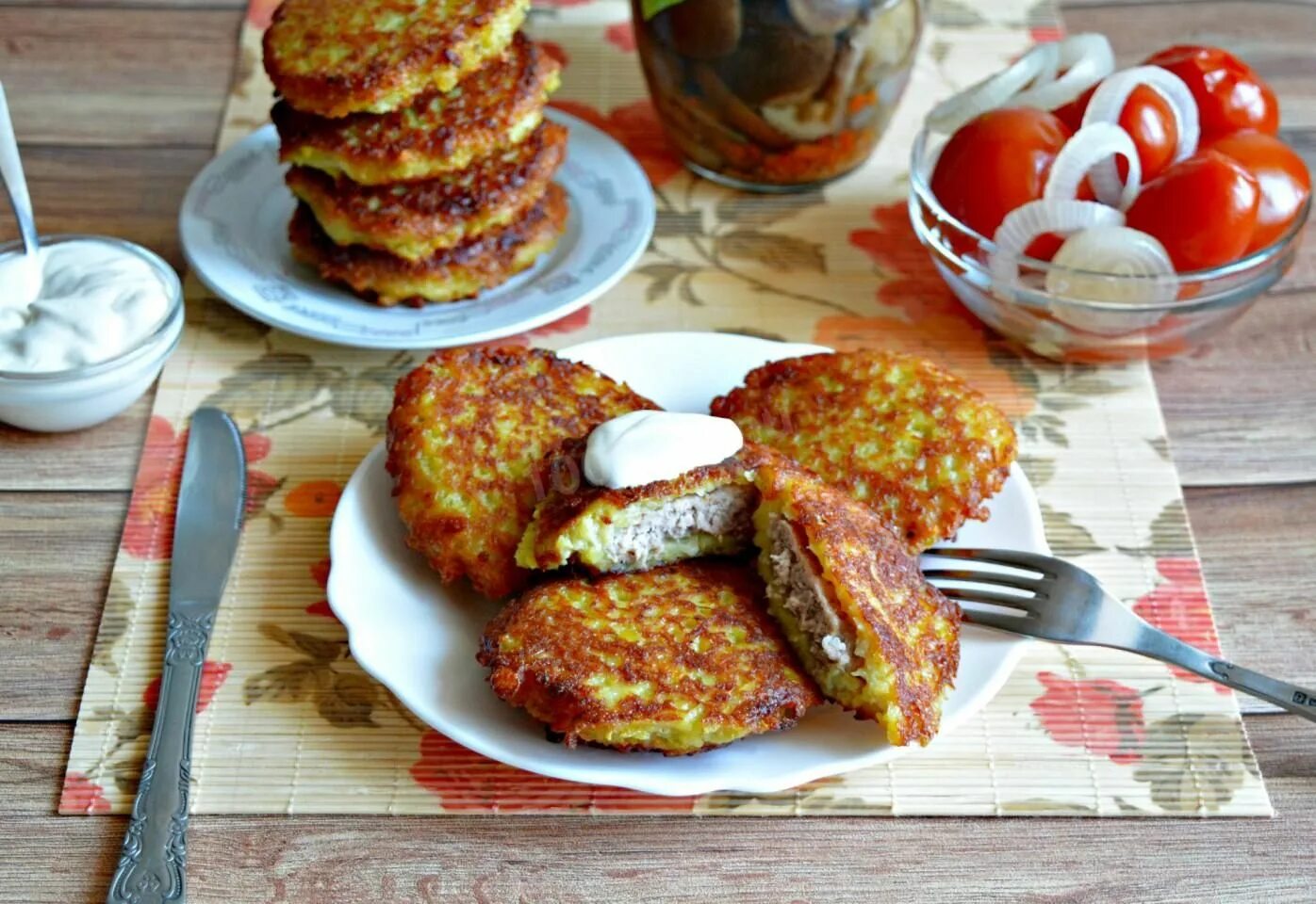 Почему драники. Белорусская Национальная кухня драники колдуны. Белорусские деруны. Деруны картофельные Белорусские. Белорусские драники картофельные с фаршем.