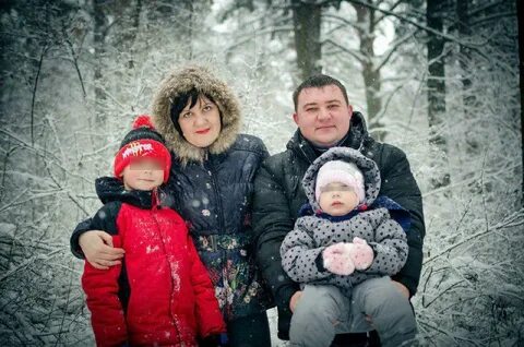 Сережа с отцом и матерью собирали