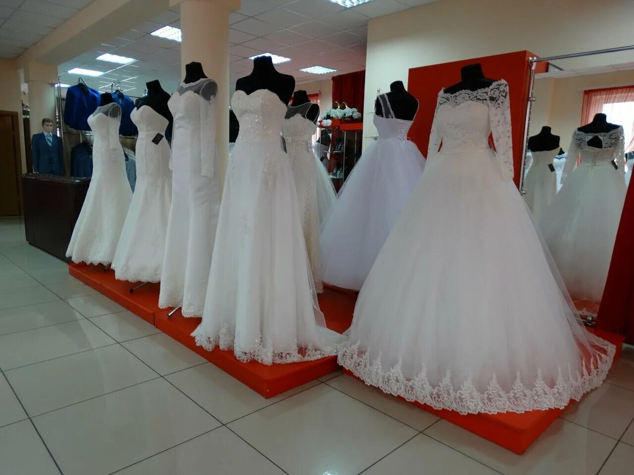 Свадебный салон. Магазин свадебных платьев. Свадебные платья на рынке. Салон свадебных платьев.
