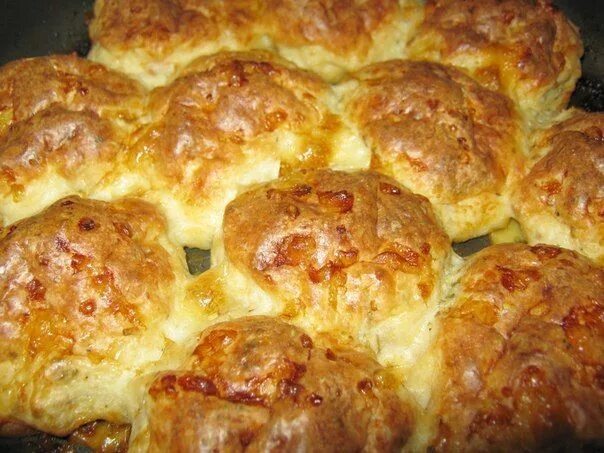 Котлетки с сыром в духовке. Котлеты в духовке с сыром. куриные котлеты с сыром в духовке. куриные биточки с сыром в духовке. котлеты в духовке с сыром сверху.