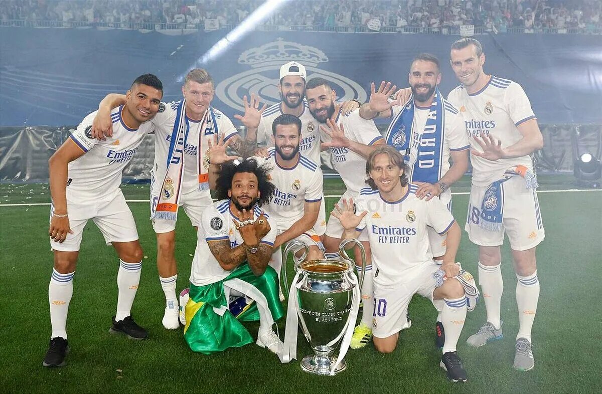 Real madrid champions. Реал Мадрид победа в Лиге чемпионов 2022. Реал Мадрид с Кубком ЛЧ 2022. Реал Мадрид 14 Кубок Лиги чемпионов. Реал Мадрид с Кубком Лиги чемпионов 2022.
