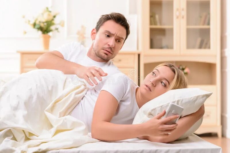 Лежу жене. Взрослые дела в кровати. Муж и жена лежат в кровати. Жена усталый муж. Жена лежа.