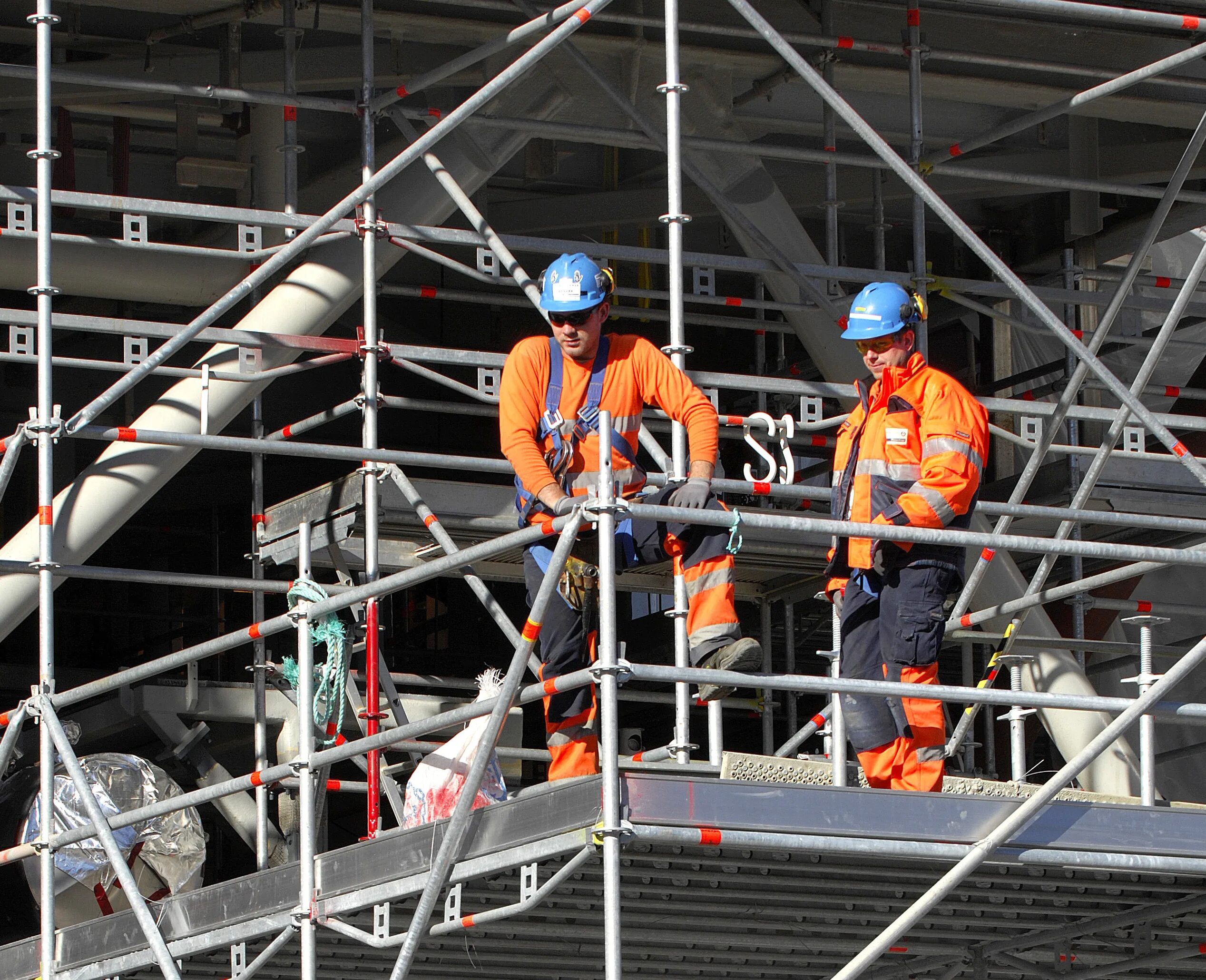 Монтаж строительных лесов. Монтажник строительных лесов и подмостей. Монтажник лесов полати. Монтаж строительных лесов. Работа леса монтаж.