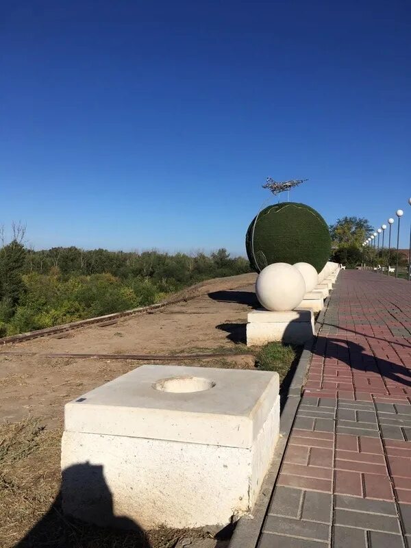 Бетонный шар весит. Бетонные сооружения в виде шара. Заграждения в виде шаров. Ахтубинск. Бункеры в Ахтубинске.