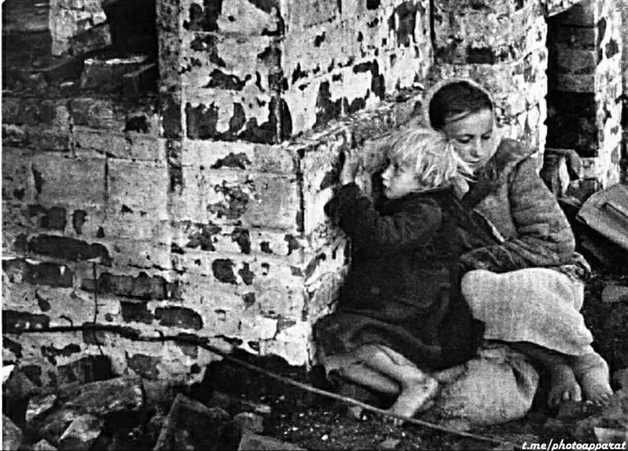 Разрушающая мама. Дети на развалинах ВОВ 1941-1945. Хроники войны 1941-1945 дети. Дети военных лет.