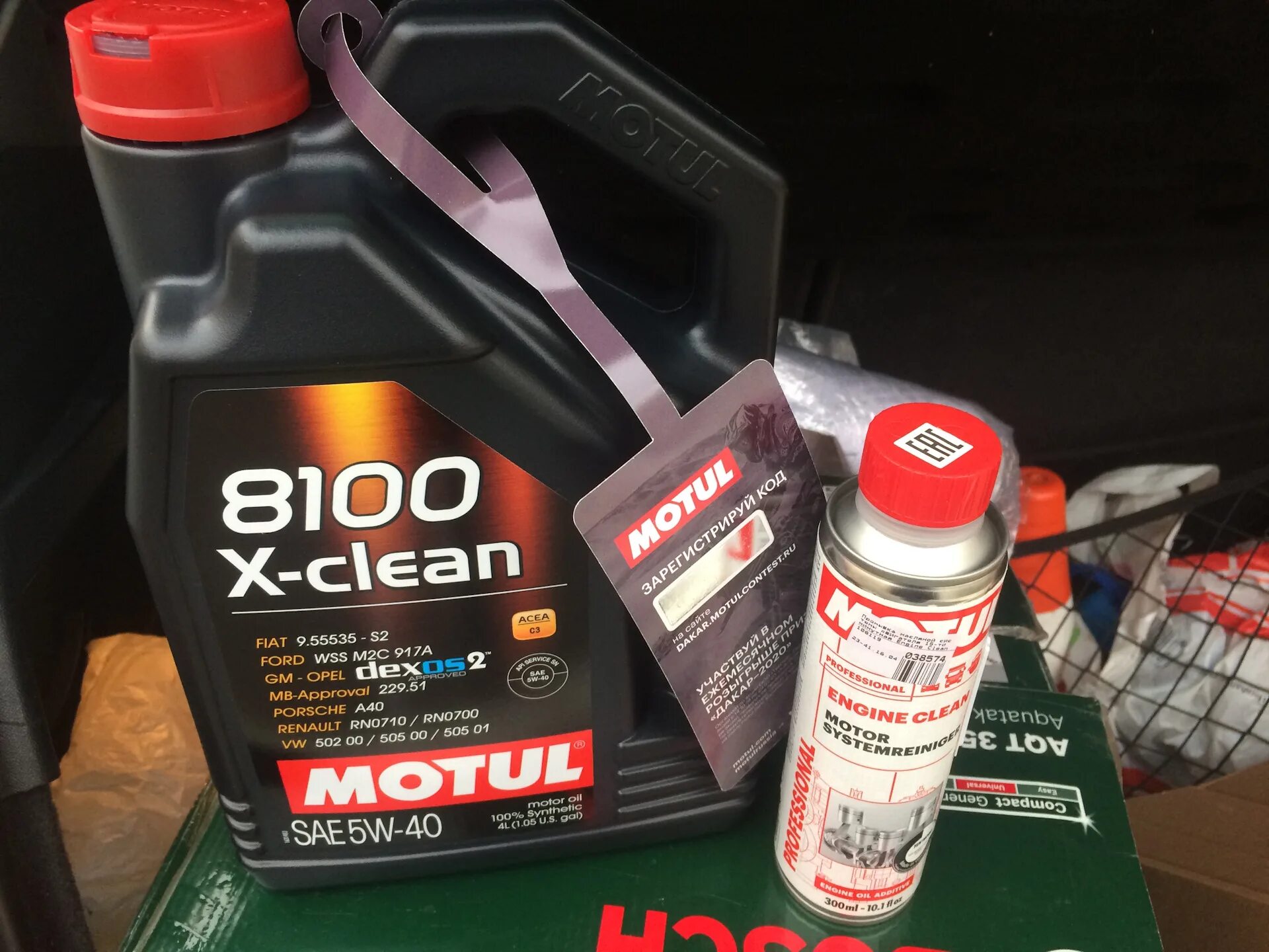 Чем промыть двигатель автомобиля. Промывка двигателя Motul engine clean Motor System. Промывка ДВС мотюль. Присадка для промывки форсунок мотюль. Промывка для масла в двигатель мотюль.