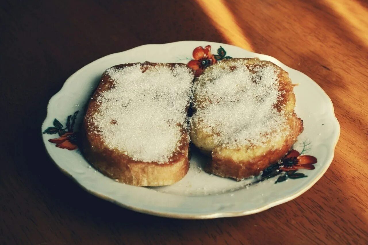 Черный хлеб сахар. Хлеб с маслом и сахаром. Бутерброд с маслом и сахаром. Батон с маслом и сахаром. Хлеб со сливочным маслом и сахаром.