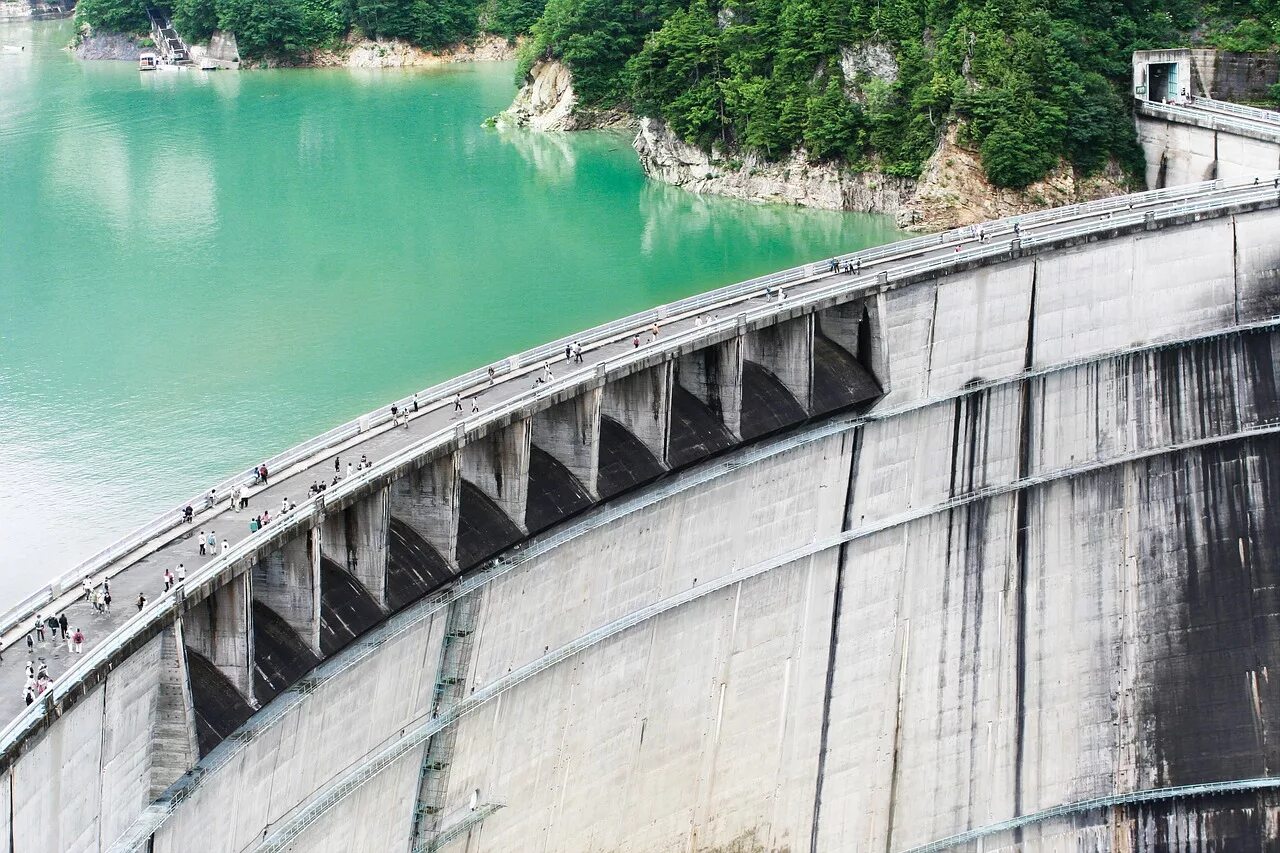 Что такое дамба фото. Дамба Мовуазен Швейцария. Гидроэлектростанции Швейцарии. Гидротехника дамба плотина ГЭС. ГЭС Бьедрон.