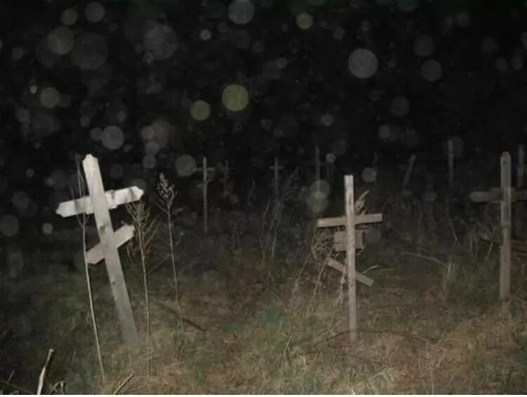 кладбище хайгейт хилл призрак. кладбище души умерших. кладбище души умерших. призрак мужчины на кладбище. кладбище ночью с призраками.