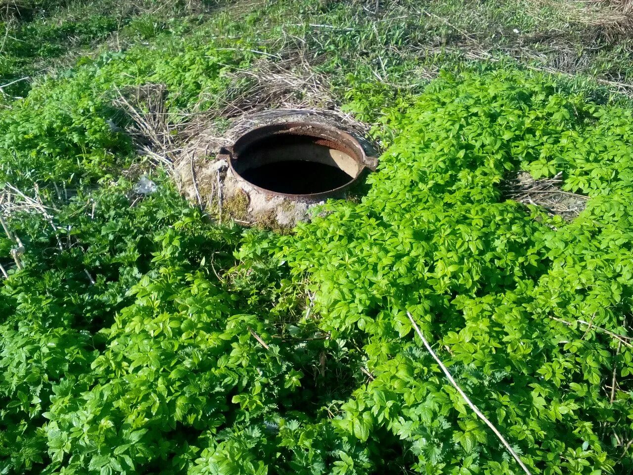 Люки водоканала канализационные. Крышки люков водоканала. Люки Водоканал ДК. Саратов Водоканал люки.