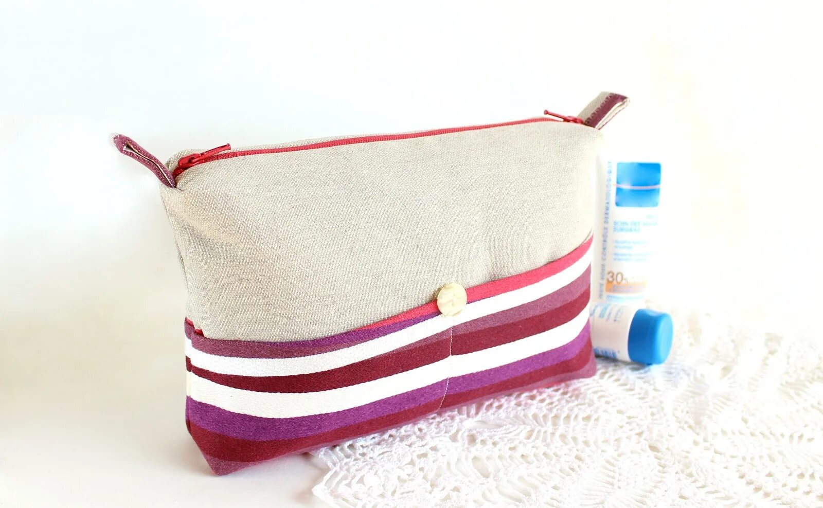 Получить косметичку в подарок. Косметичка диор trousse de toilette. косметичка подарок девушка. trousse. как упаковать косметичку в подарок.