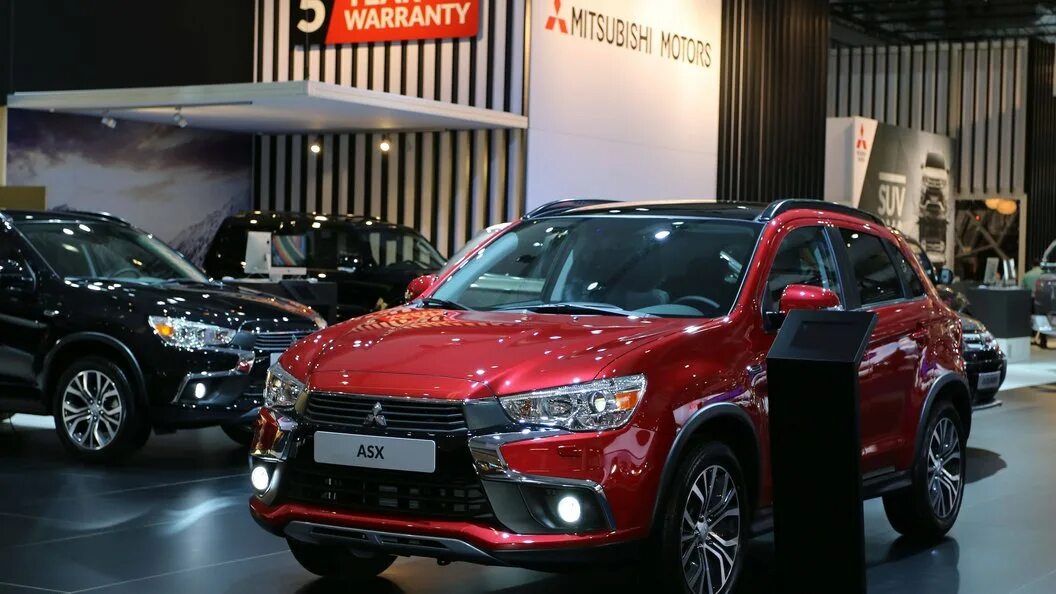 Купить мицубиси новый у дилера. Кроссовер Митсубиси АСХ. Mitsubishi Official 2010. Мицубиси производитель. Митсубиси АСХ И Аутлендер разница.