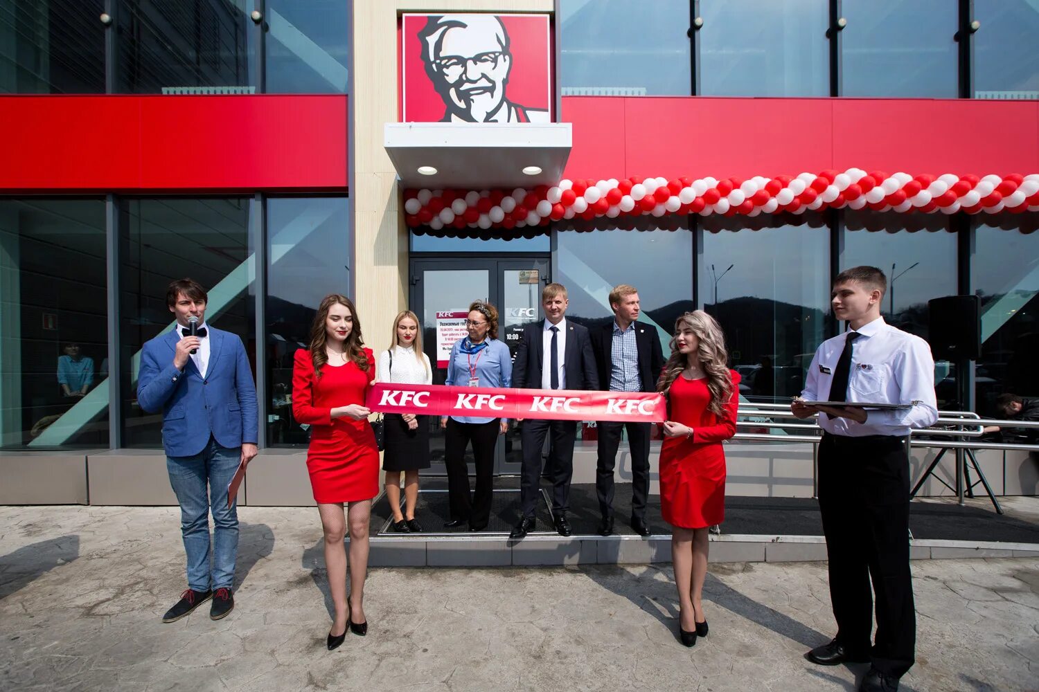 Kfc междуреченск. Кфс находка. директор ресторана кфс. спецодежда кфс. работник kfc.