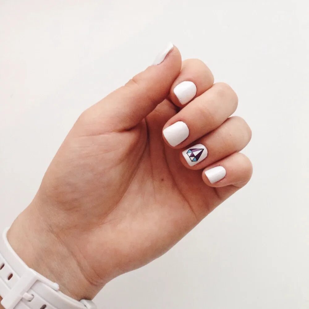 белый маникюр на овальные ногти. маникюр белый гранит. маникюр с белым пальцем. белый маникюр на короткие ногти. белые короткие ногти.