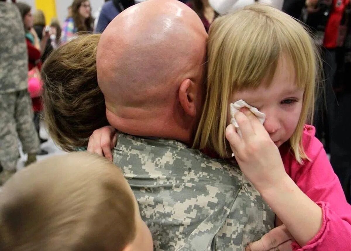 Великая отечественная война 1941-1945 дети войны. Военнослужащий. Детей будут забирать на войну. Дети войны написать. Солдат с ребенком.