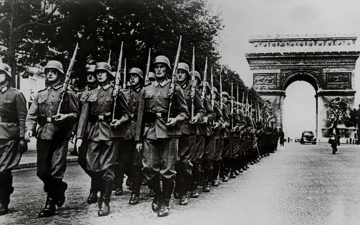 Нападение англии на францию. Парад немецкой армии 1940 вермахта в Париже. Парад на Елисейских полях 1940. Захват Франции Германией 1940. Немецкие войска в Париже 1940 фото.