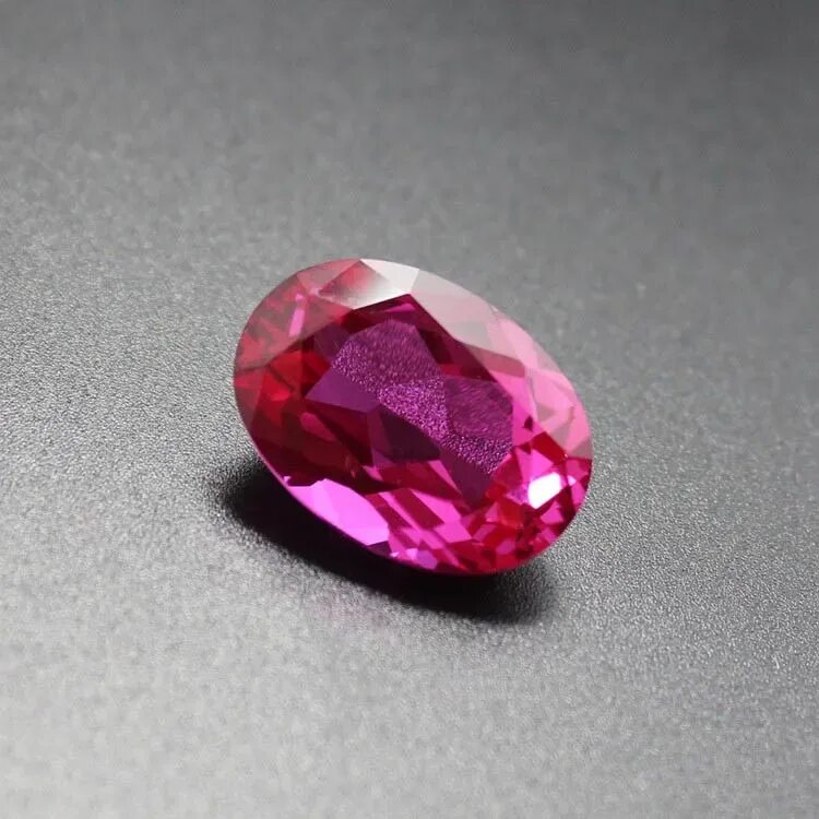 Розовый камень в ювелирных. Розовый драгоценный камень. Розовый полудрагоценный камень. Драгоценный кристалл mm2. Розовый сапфир 10 карат.