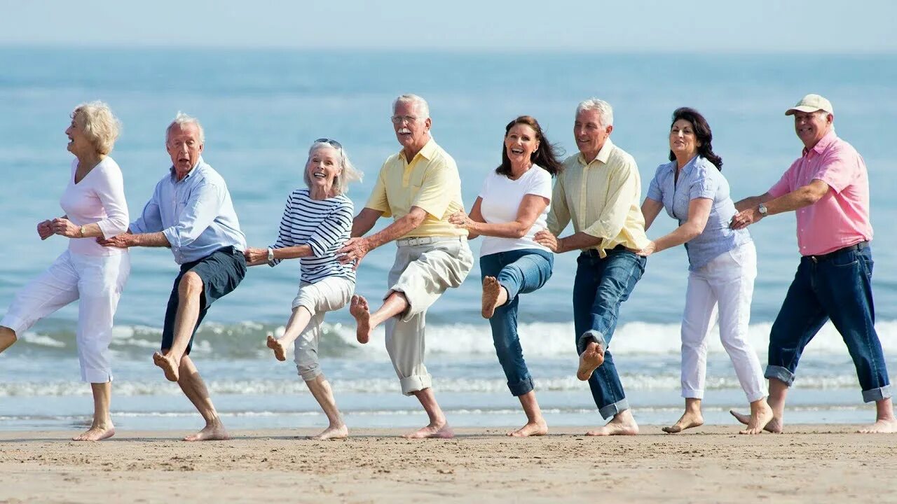 Счастливые пенсионеры. Здоровый счастливый человек. Здоровый радостный человек. Здоровый образ жизни для пожилых людей.