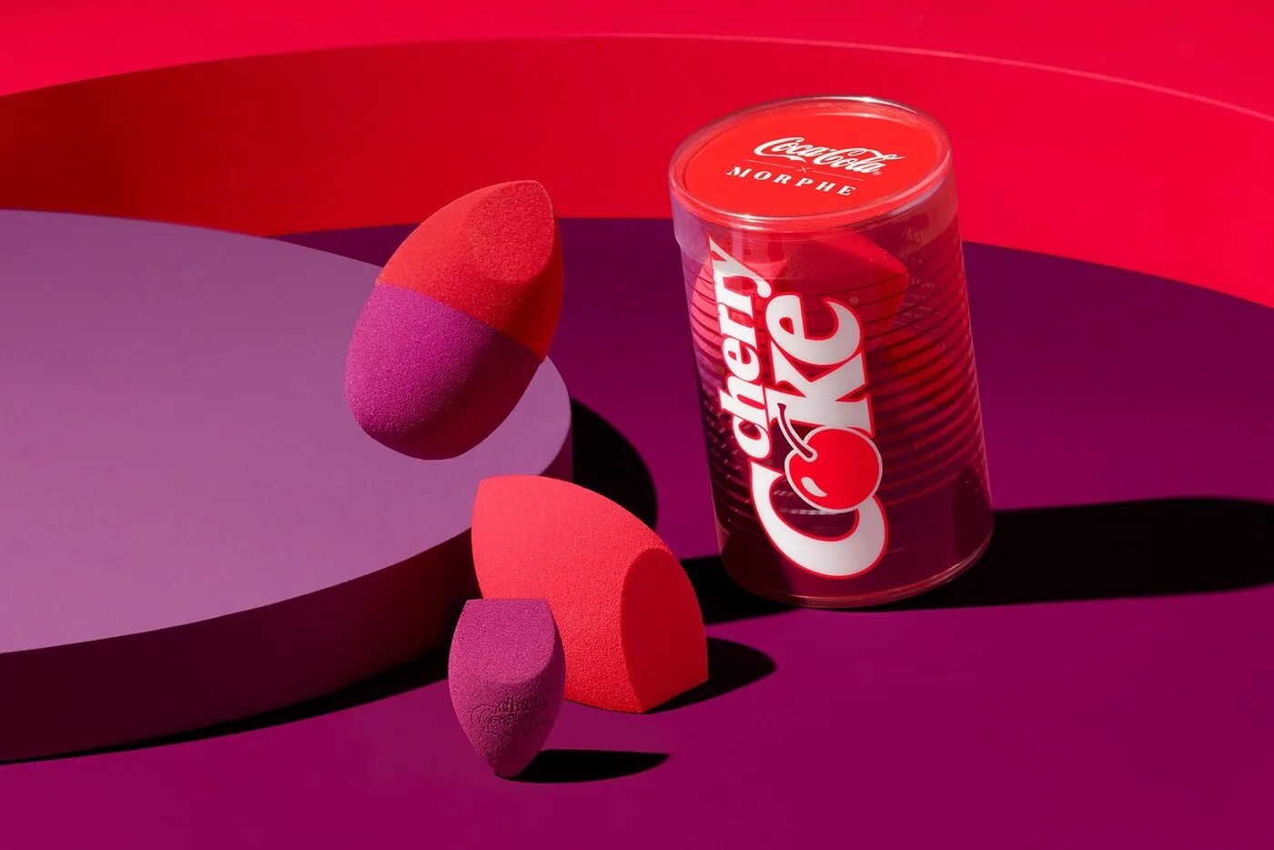 Like x cola. Cherry Coke блеск. Coca-Cola Cherry. Надпись Coca Cola фото 3d. Коллаб Кока кола х Пума.