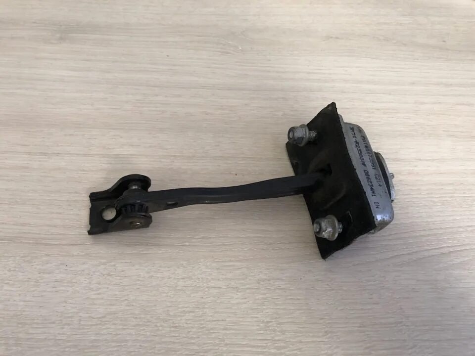 Ограничитель двери форд фокус 2. Ограничитель двери фокус 2. Ограничитель двери фокус 2. Ограничитель двери на форд фокус 2 дорестайлинг 2006. Ограничитель двери фокус 2.