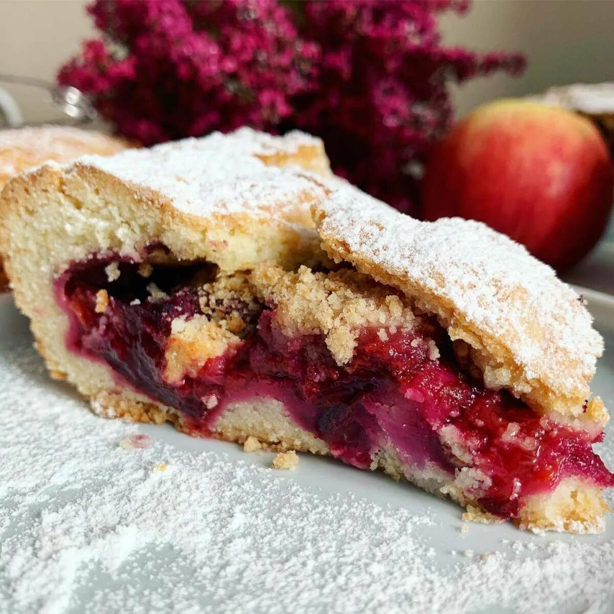 Пирог со сливой в духовке быстро. Пирог со сливой в духовке быстро. Сливовый пирог люксембург. Шарлотка со сливами. Творожный пирог со сливой.