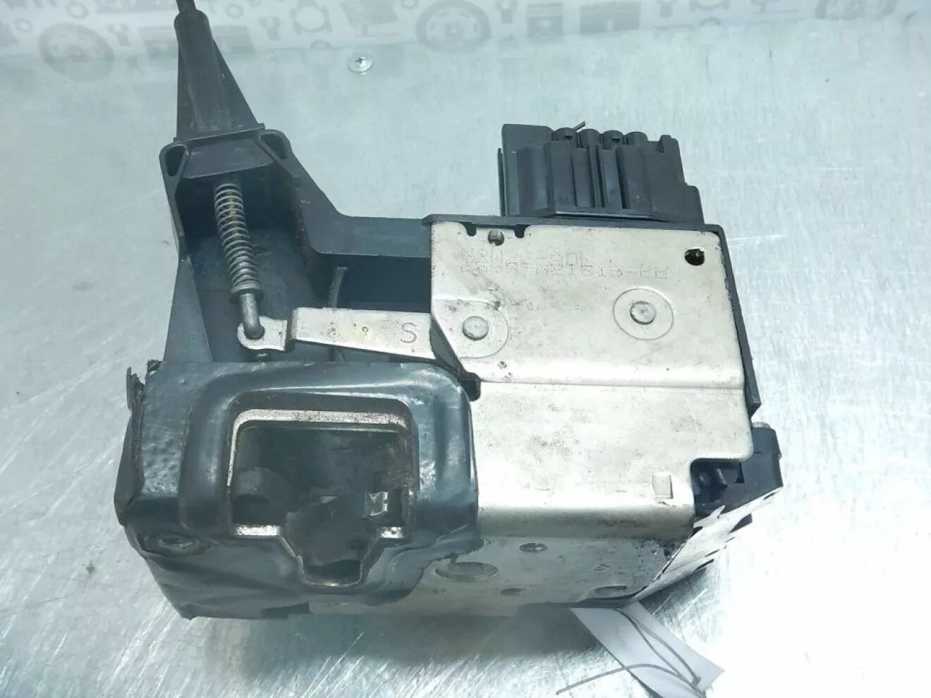4 замок задней двери. Концевик двери ford fusion. Замок бардачка форд фьюжн. Замок лючка бака форд фьюжн. Замок водительской двери форд фокус 2.