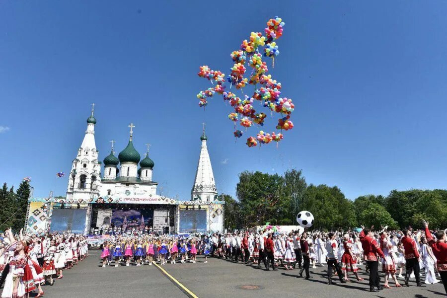 Покажи праздничные майские дни. Город Ярославль. Ярославль праздник. С днем города. Праздник в городе.