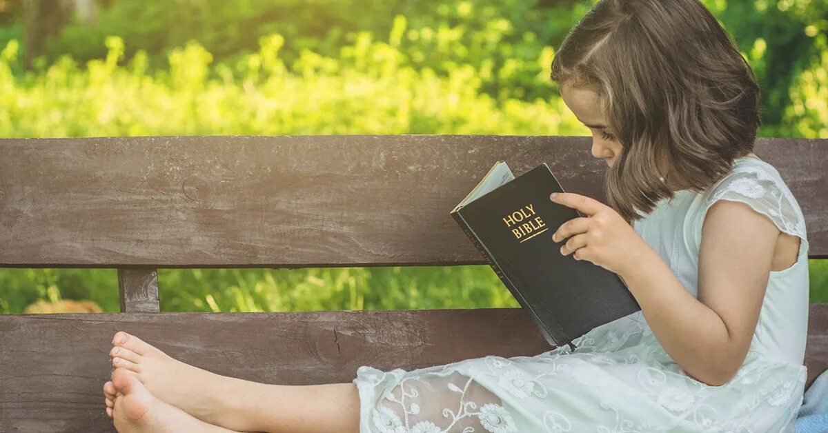 Мужчина читает библию. Юноша и библия. Человек с библией. Человек с библией в руках. Девушка сидит с книгой.