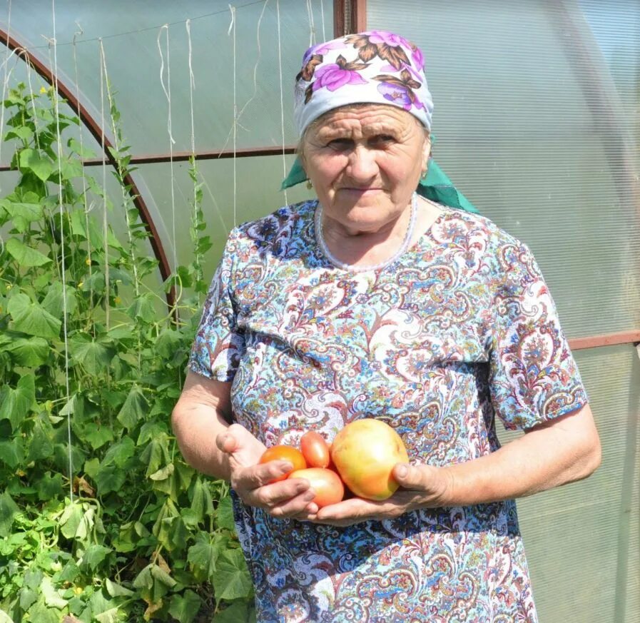 Красивые деревенские женщины 50 лет. Пенсионерка на даче. Красивые деревенские женщины 50 лет. Сельская женщина 65 лет. Бабушка в деревне.