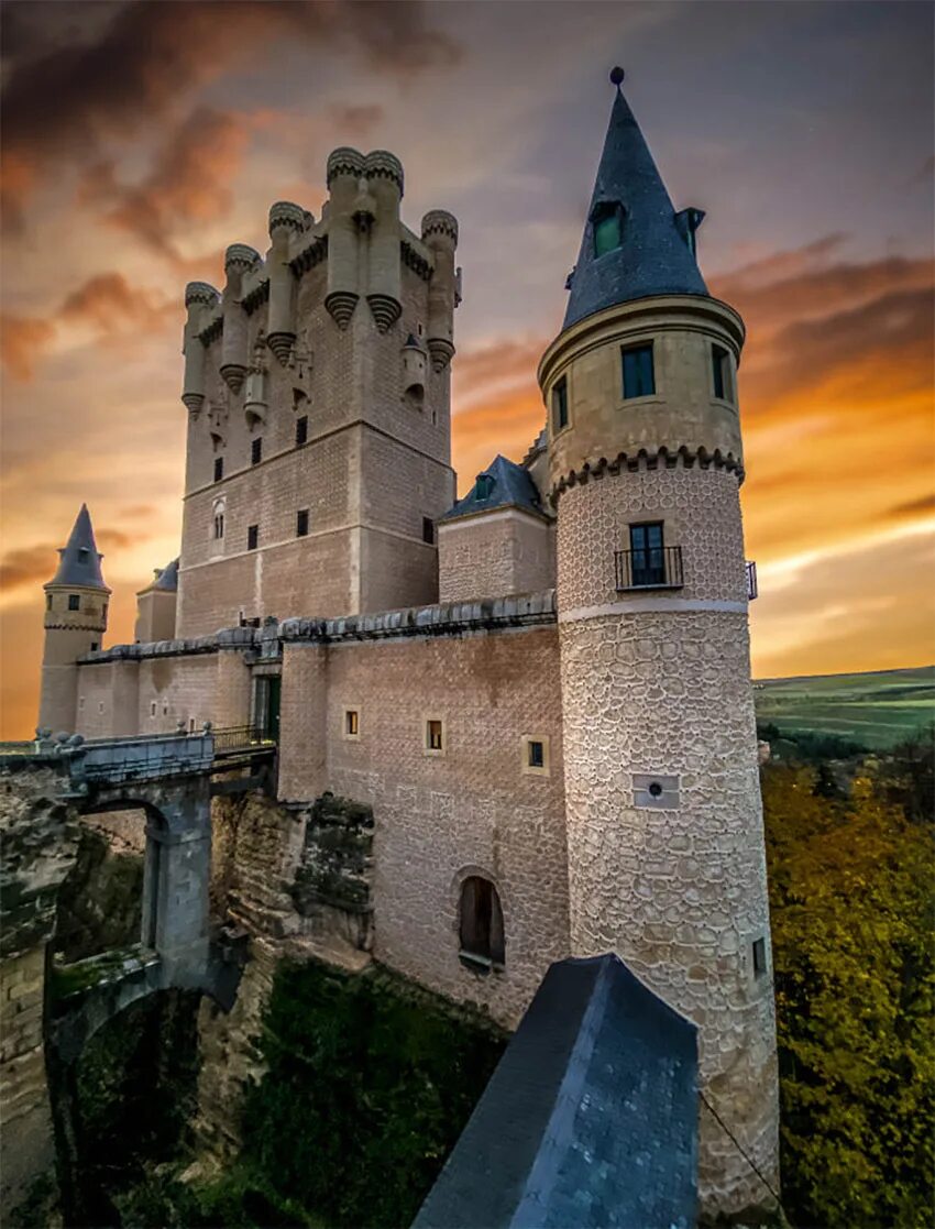 Известный средневековый замок. Крепость Алькасар в Испании. Алькасар в Сеговии. Замок Алькасар в Сеговии. Средневековый замок в Испании.
