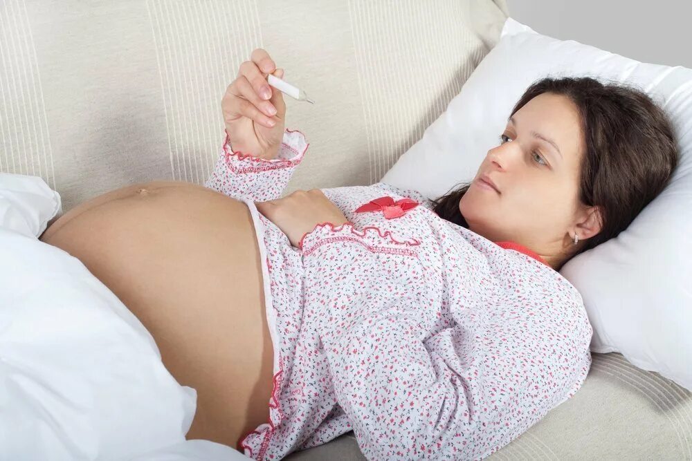 Заболевание матери. Беременная женщина болеет. ОРВИ У беременных. Беременные и грипп. Измерение температуры беременным.