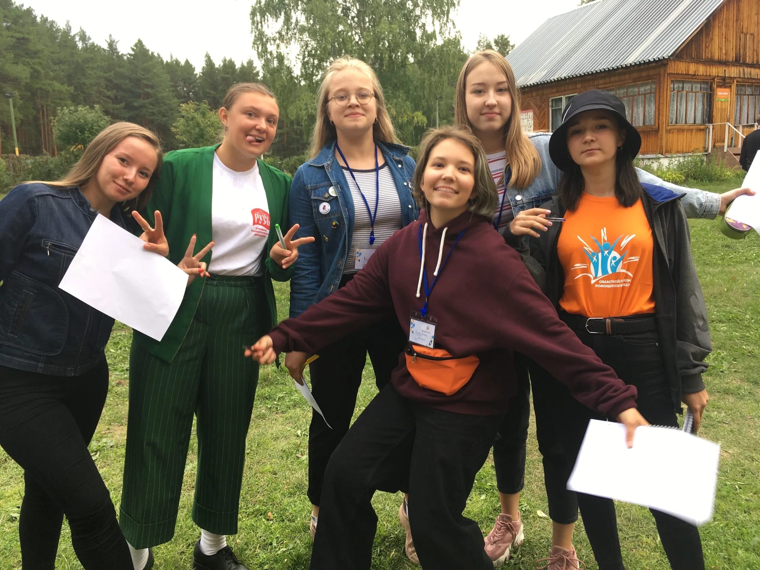 вожатый в детском лагере. помощник вожатой. детский летний лагерь. двое в лагере не считая совёнка руты. детские летние лагеря.