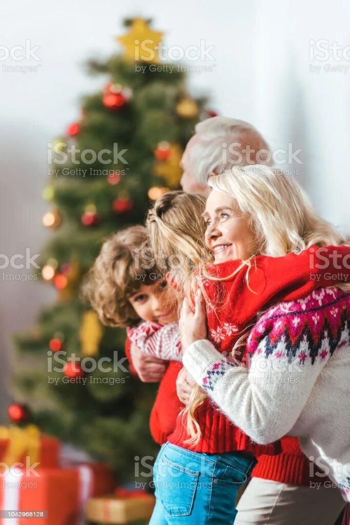 Бабушка новый год. Фотосессия бабушка с внуками новогодняя. Рождество бабушка. Рождество бабушка. Фото бабушки с внуками около елки.