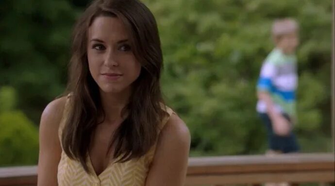 Цветы дождя сколько. Мила сивацкая в сериале цветы дождя. Цветы дождя 8 серия. Цветы дождя 7 серия. Цветы дождя сериал андрей.