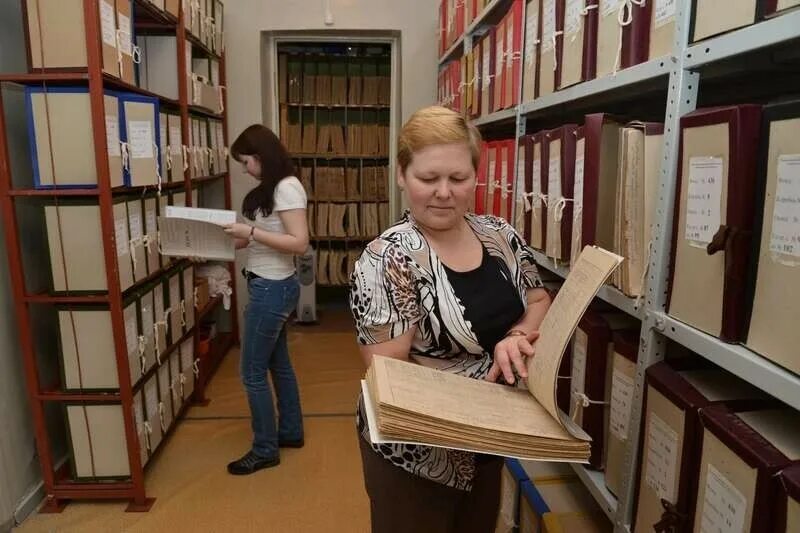 Колледж архивариус. Муниципальный архив. архивариус. архивист в архиве. рабочее место архивиста.