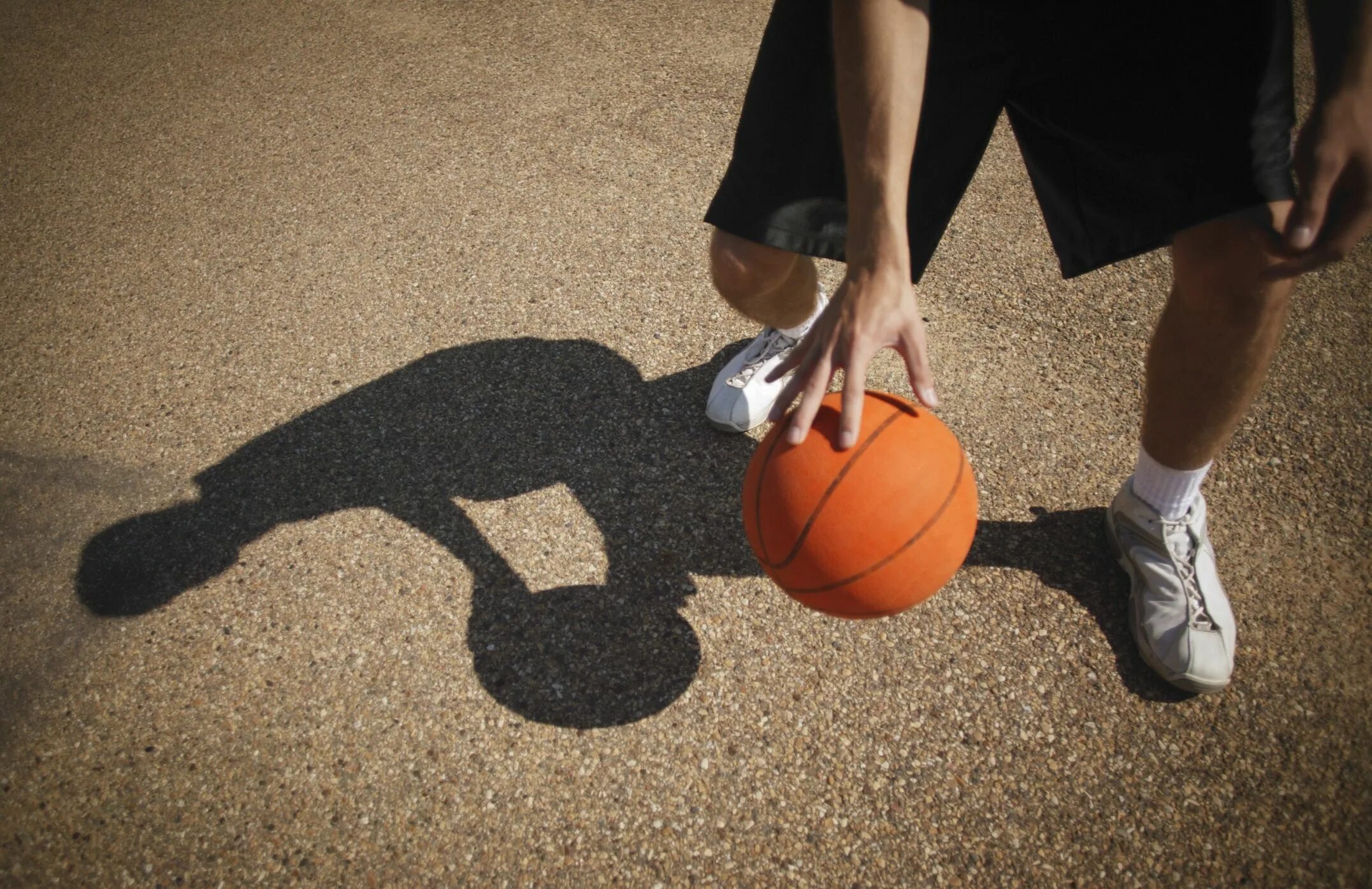 Зачем мяч. Слепой и баскетбольный мяч. Basketball Player Bounce a Ball. Почему мяч отскакивает от пола. Basketball Player Bounce a Ball pictures.