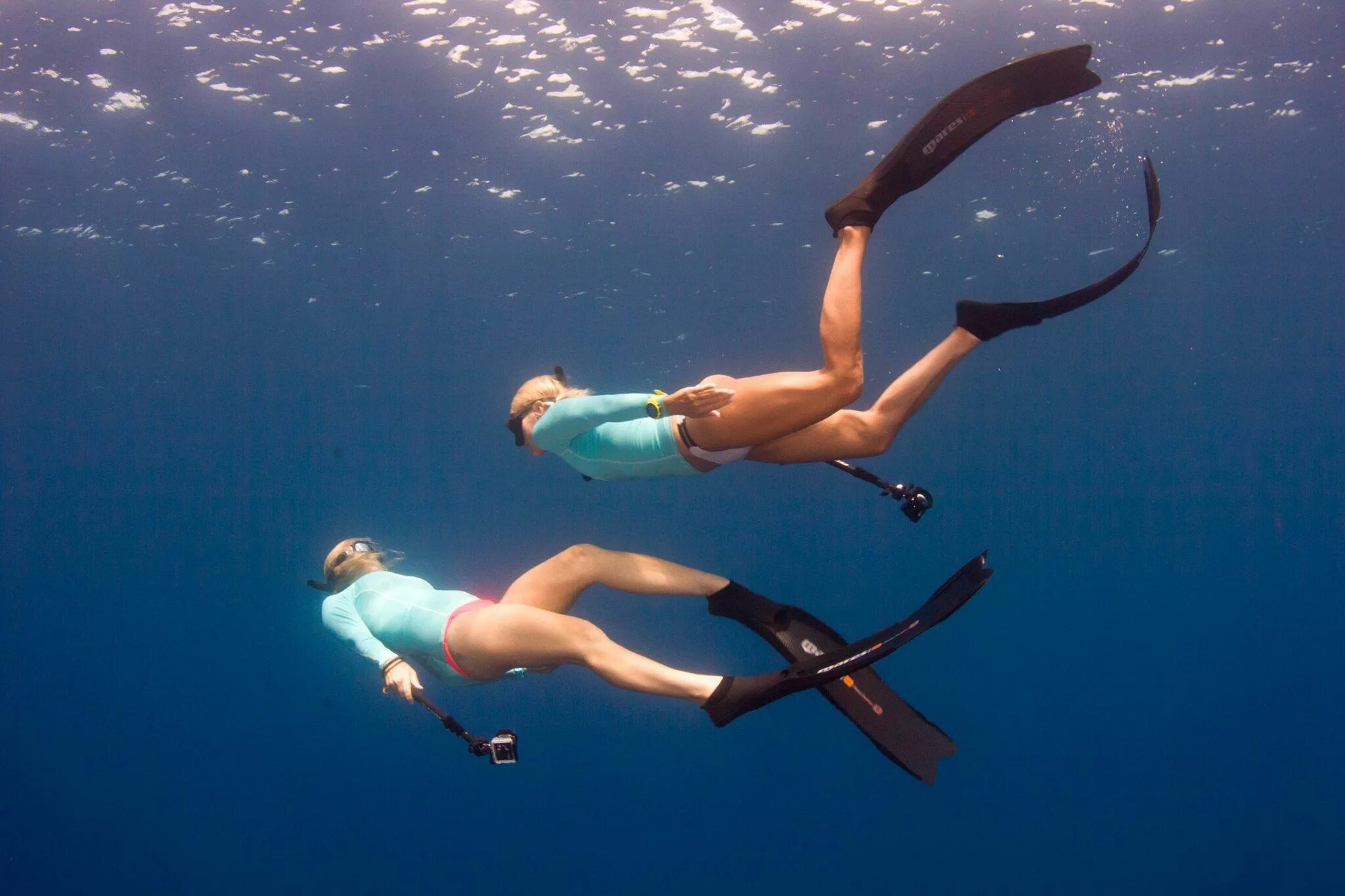 Life is diving. Аквалангистка. Аквалангистка и акула. Смешные картинки фридайвинг. Игра аквалангистки.