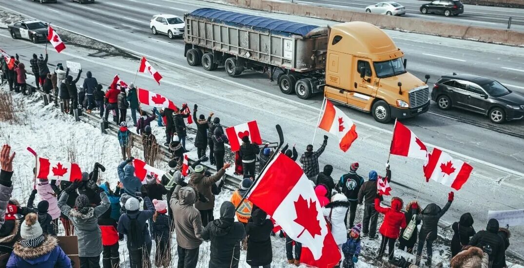 Выходи из грузовика. Конвой свободы в Канаде. Freedom Convoy Канада. Протесты дальнобойщиков в Канаде. Канадский конвой свободы 2022.